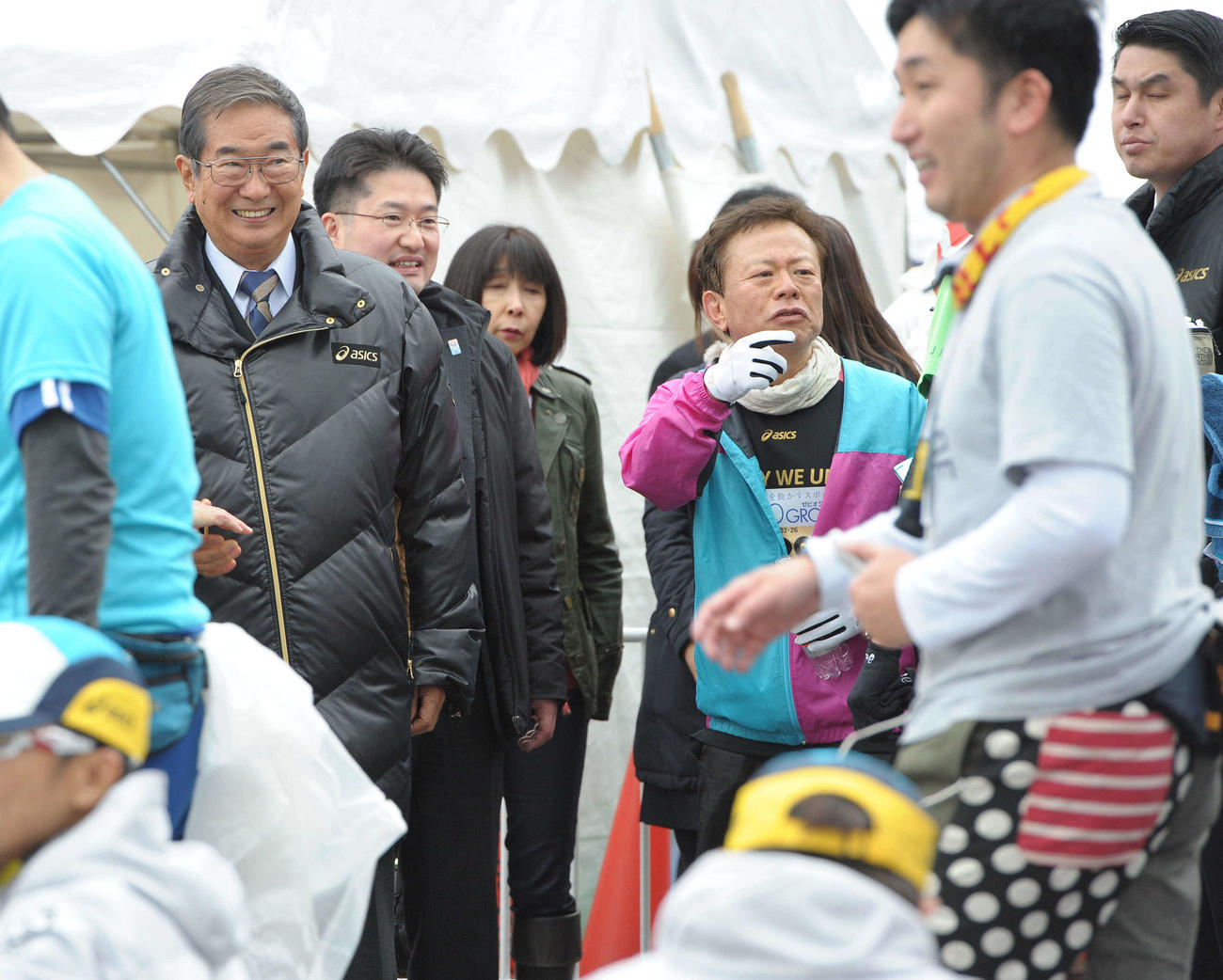 完走した猪瀬東京都副知事（右）とランナーを迎える石原東京都知事（2012年2月26日撮影）