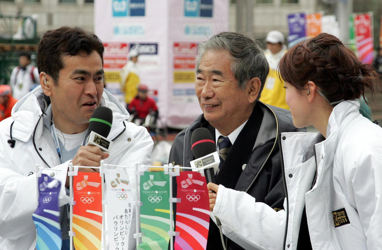 東京マラソン2009　テレビ中継で石原慎太郎都知事（当時）にインタビューする石原良純（2009年3月22日撮影）