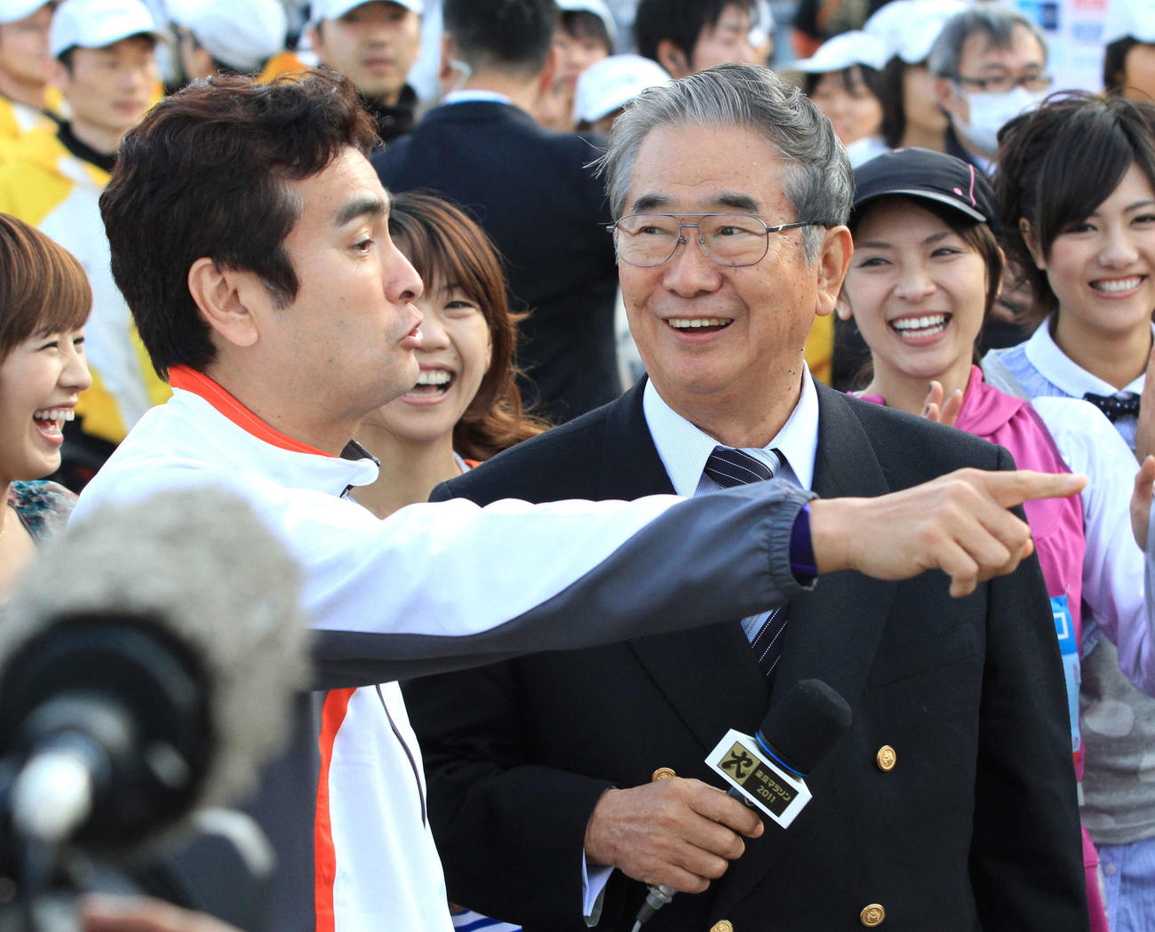 指示する石原良純（左）と笑顔を見せる石原慎太郎さん（2011年2月27日撮影）