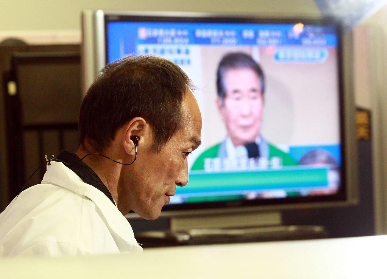 東国原氏は選挙事務所の石原氏当選を報じるテレビの前で静かに頭を下げる（2011年4月10日撮影）