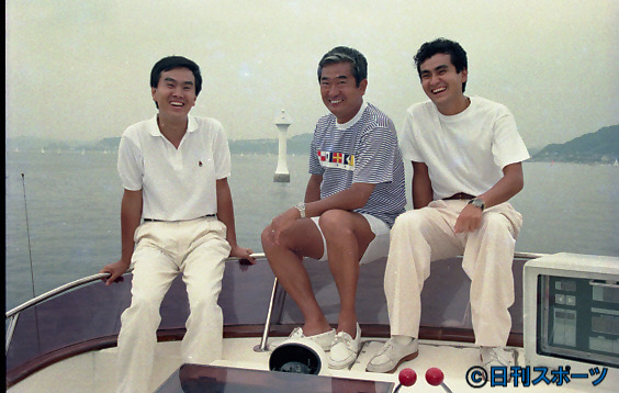 89年8月、長男伸晃(左)、次男良純(右)と写真に納まる石原慎太郎さん
