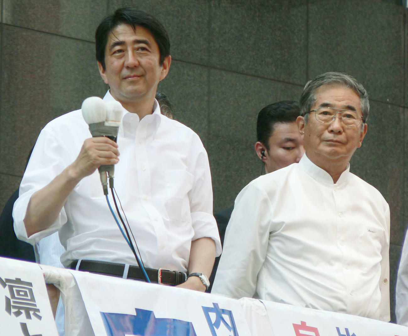 07年7月、参院選で都知事の石原慎太郎さん（右）の応援を受けて最終日の街頭に立つ安倍首相