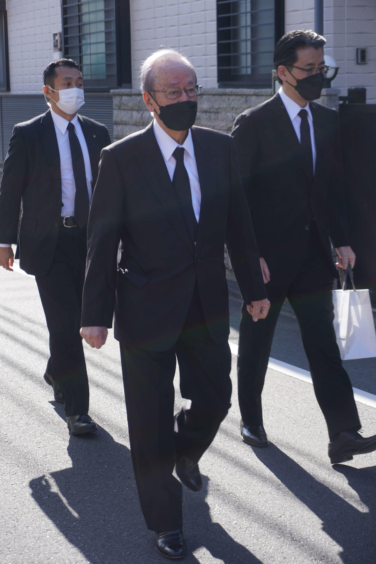 石原慎太郎さんの自宅に弔問に訪れる福田康夫元首相（撮影・沢田直人）