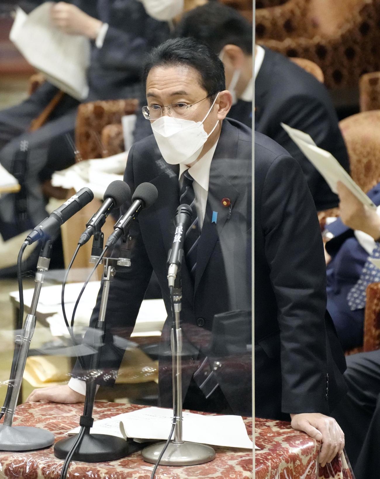 衆院予算委で答弁する岸田首相（共同）