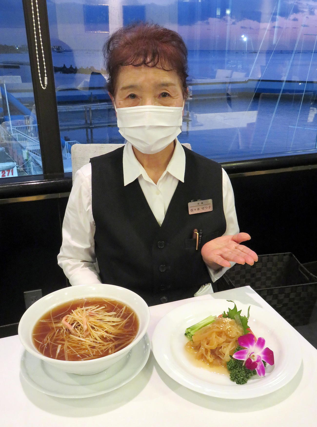 中国料理店「レストラン青羅」で石原慎太郎さんが愛したネギつゆそば（左）とクラゲの冷菜を紹介する従業員の佐々木せつ子さん（撮影・鎌田直秀）