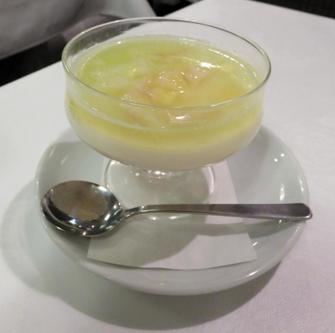 中国料理店「レストラン青羅」で石原慎太郎さんも世界一と称した杏仁豆腐。メロン果汁と果肉のソースも絶品（撮影・鎌田直秀）