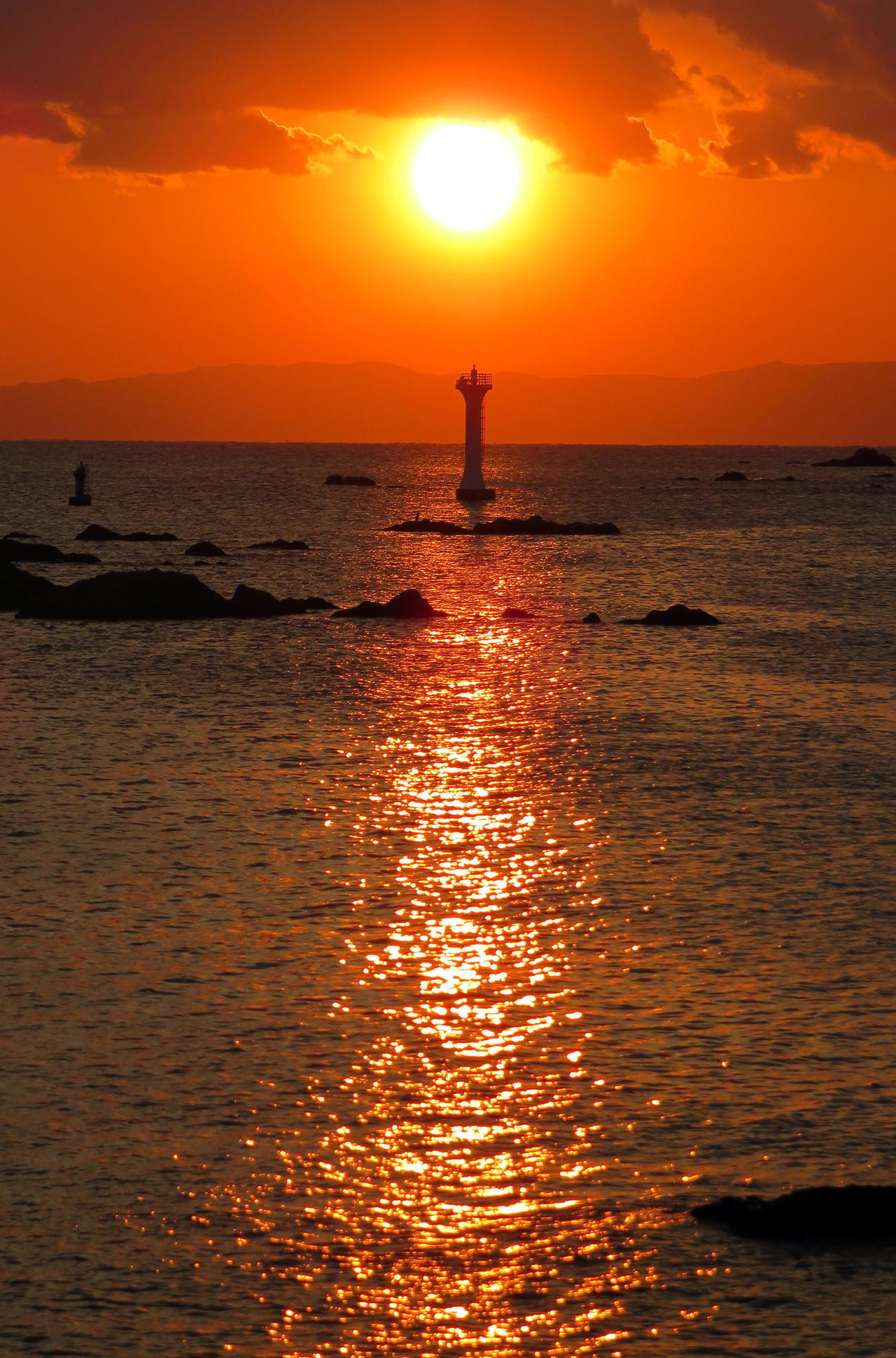 夕日に映える裕次郎灯台（撮影・鎌田直秀）
