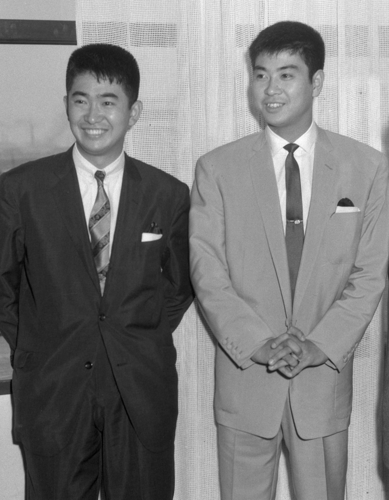 弟の石原裕次郎さん（右）と写真に納まる石原慎太郎さん（共同）