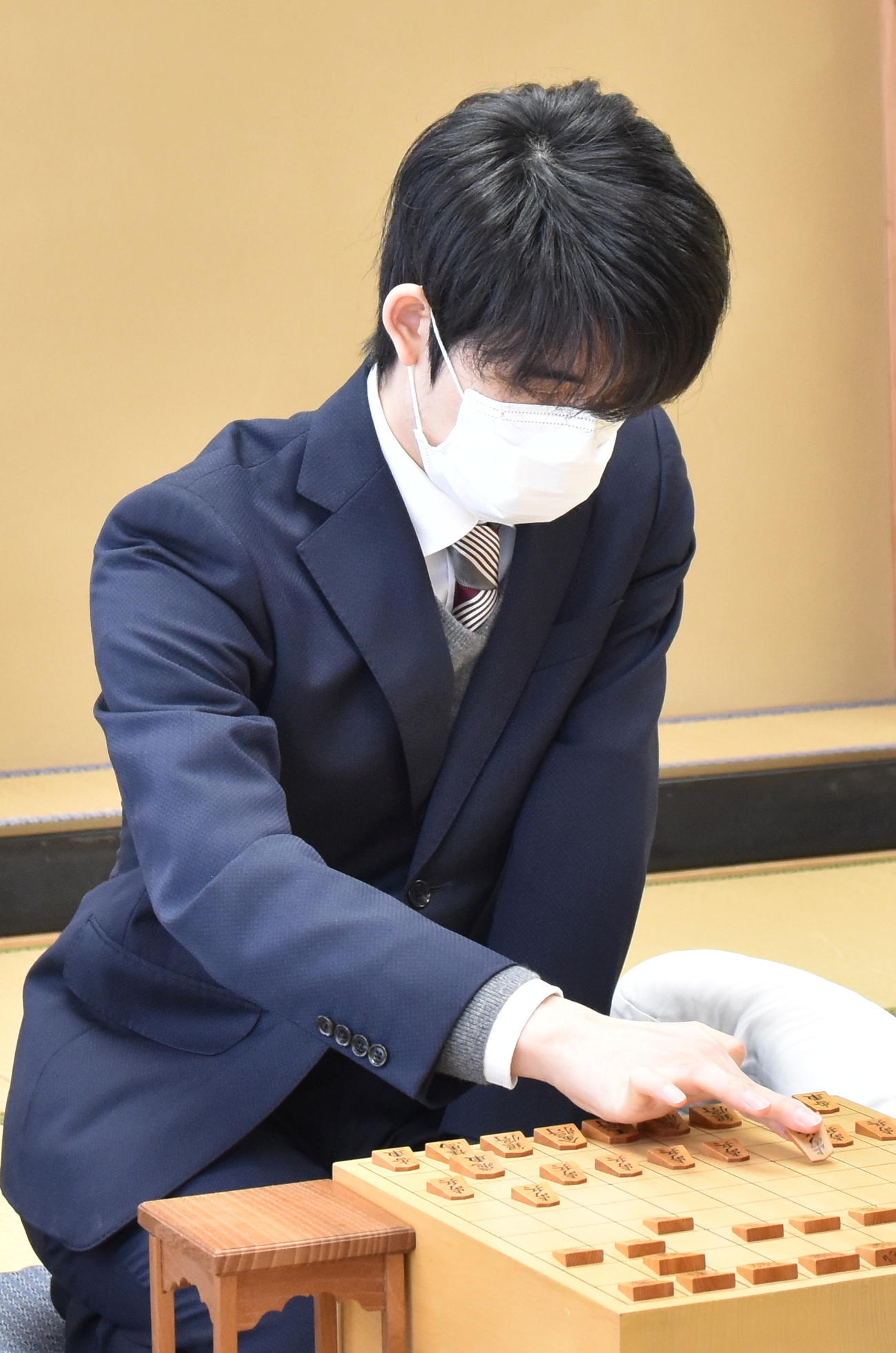 順位戦B級1組の阿久津主税八段戦に臨む藤井聡太竜王（日本将棋連盟提供）