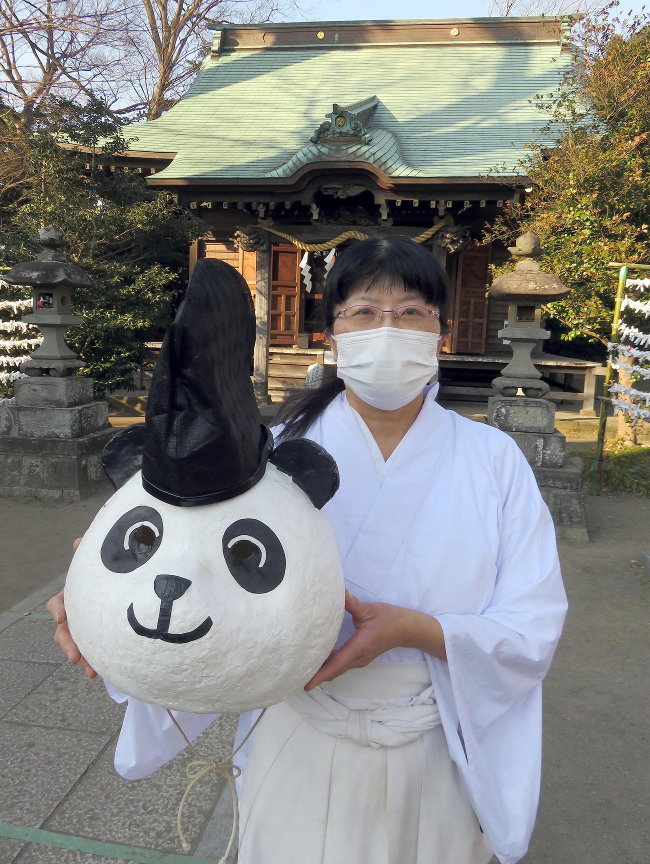有鹿神社のパンダ宮司を務める小島実和子さん（撮影・鎌田直秀）