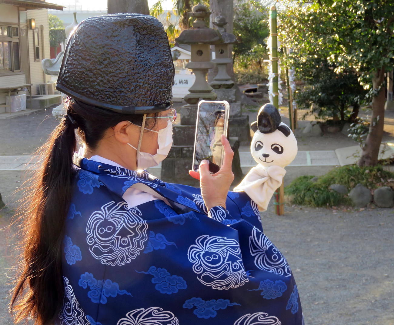有鹿神社のパンダ宮司の前身となったパンダパペットとSNS用の撮影を行う小島実和子さん（撮影・鎌田直秀）