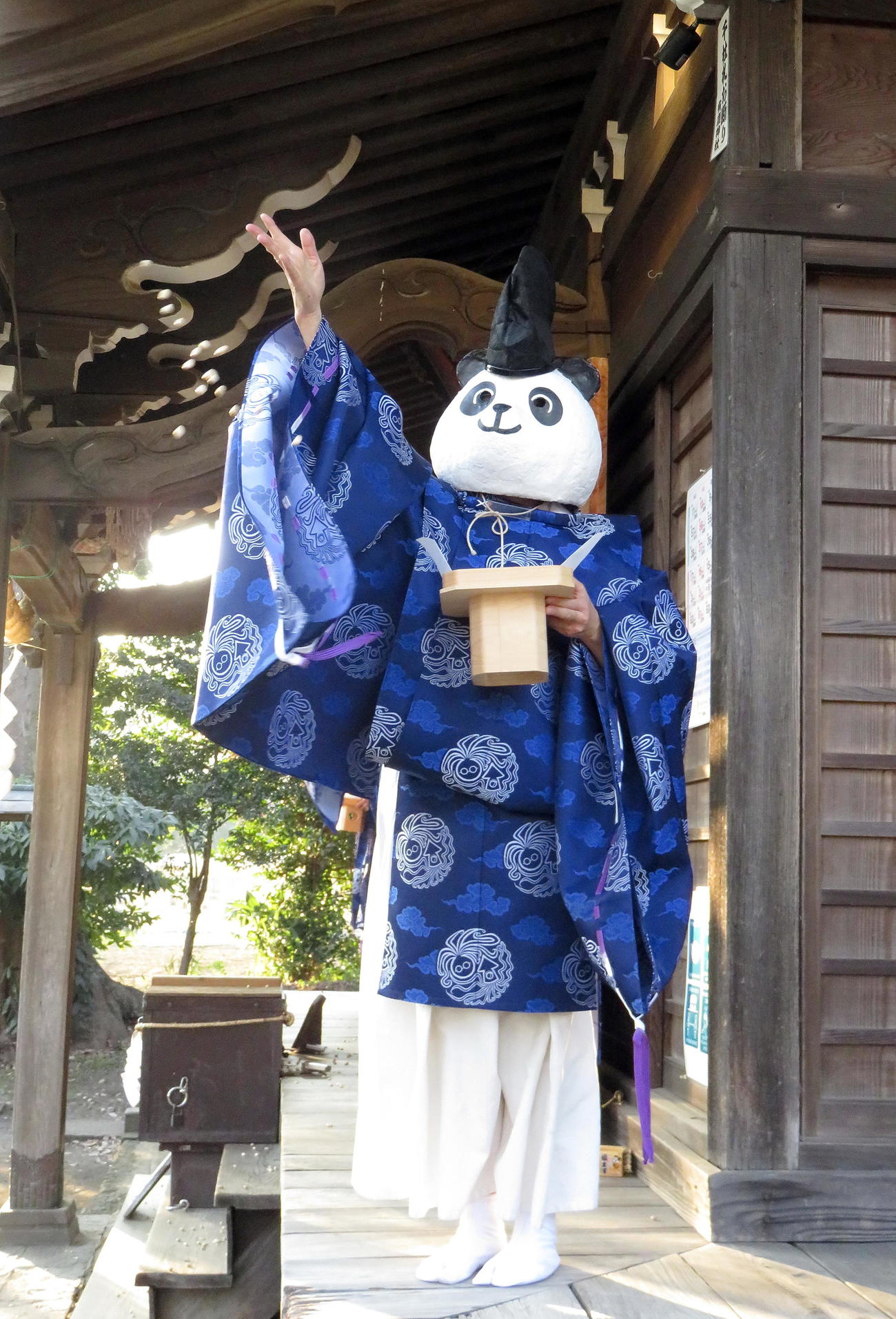 有鹿神社で節分の豆まきを行うパンダ宮司（撮影・鎌田直秀）