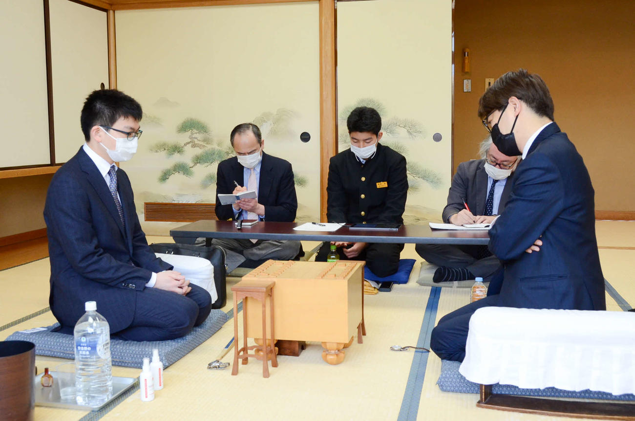 永瀬拓矢王座（左）に負ければ陥落という対局に臨む羽生善治九段（右、日本将棋連盟提供）