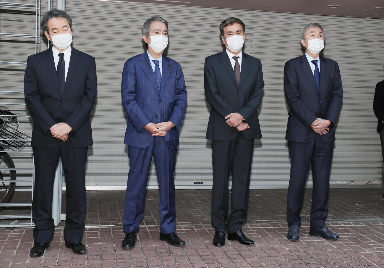 父石原慎太郎氏が逝去し、報道陣に対応する右から長男石原伸晃氏、次男良純氏、三男宏高氏、四男延啓氏（2022年2月2日撮影）