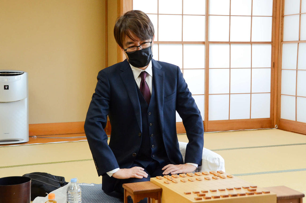 負ければA級陥落という永瀬拓矢王座戦に臨む羽生善治九段（日本将棋連盟提供）
