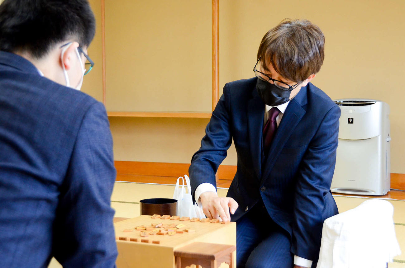負ければA級陥落という永瀬拓矢王座戦に臨む羽生善治九段（日本将棋連盟提供）