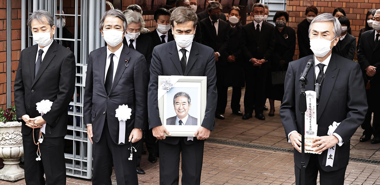 石原慎太郎氏告別式を終えお礼を述べる、右から長男・伸晃氏、次男・良純、三男・宏高氏、四男・延啓氏（撮影・中島郁夫）