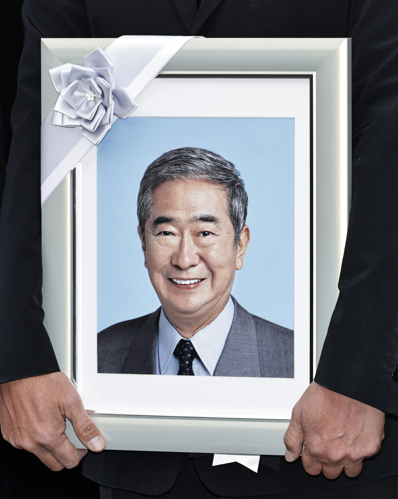 次男・良純が手に持つ石原慎太郎氏の遺影（撮影・中島郁夫）