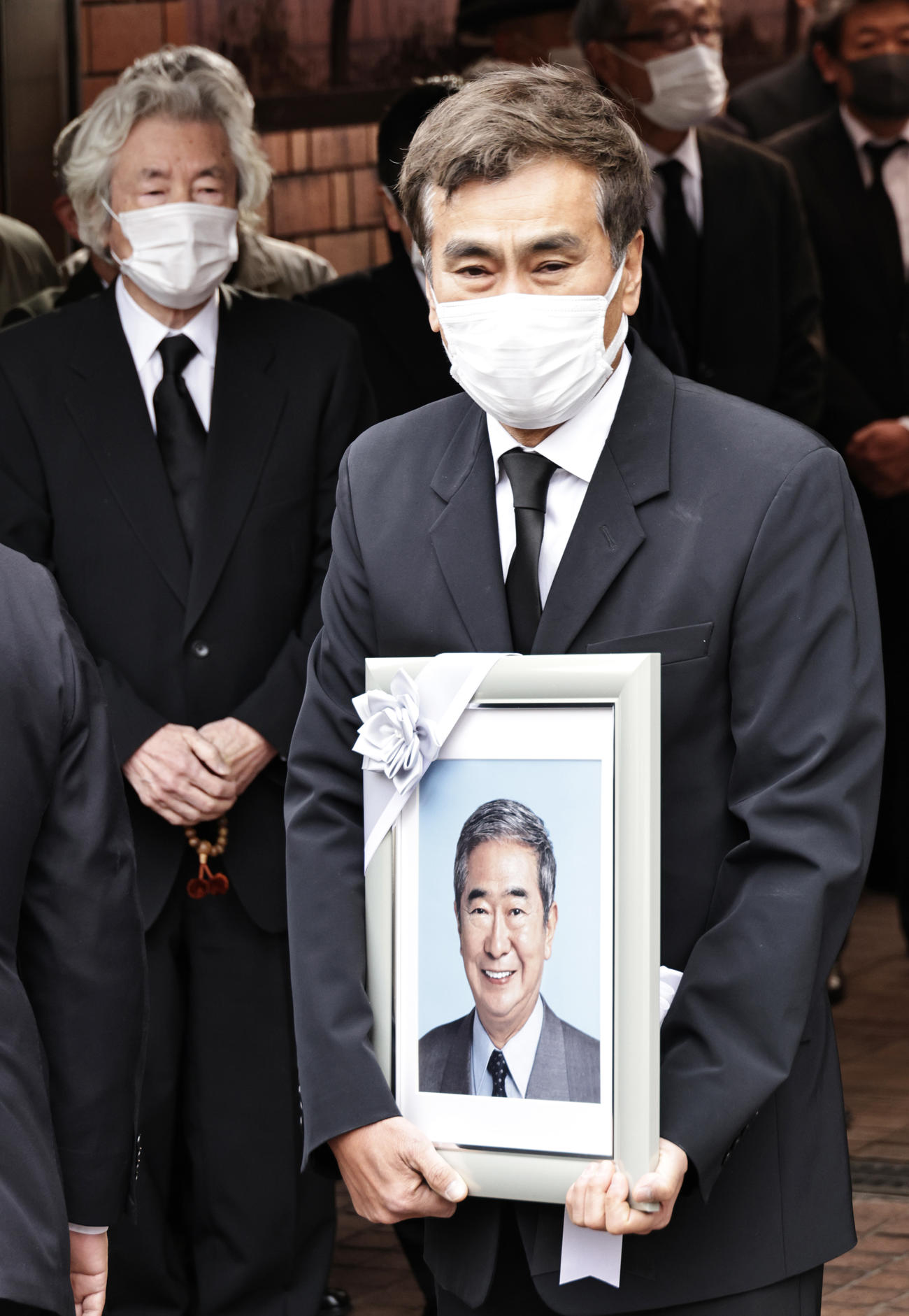 次男・良純が手に持つ石原慎太郎氏の遺影を見つめる小泉純一郎氏（撮影・中島郁夫）