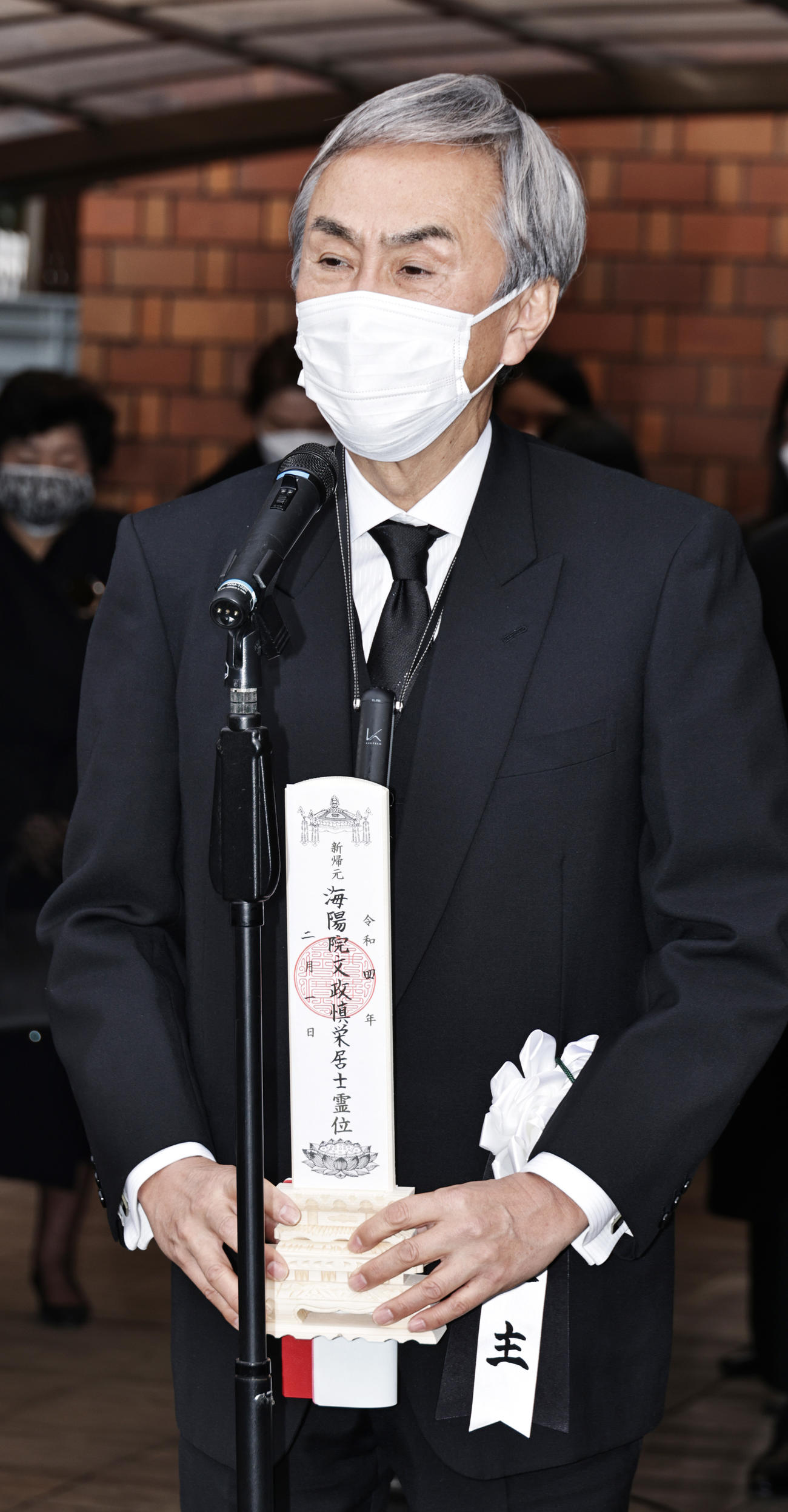 会葬御礼をお礼を述べる長男・石原伸晃氏（撮影・中島郁夫）
