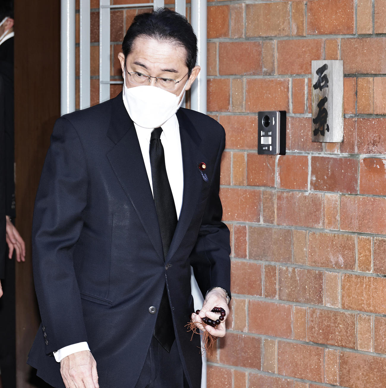 石原慎太郎さんの弔問を終えた岸田文雄首相（撮影・中島郁夫）