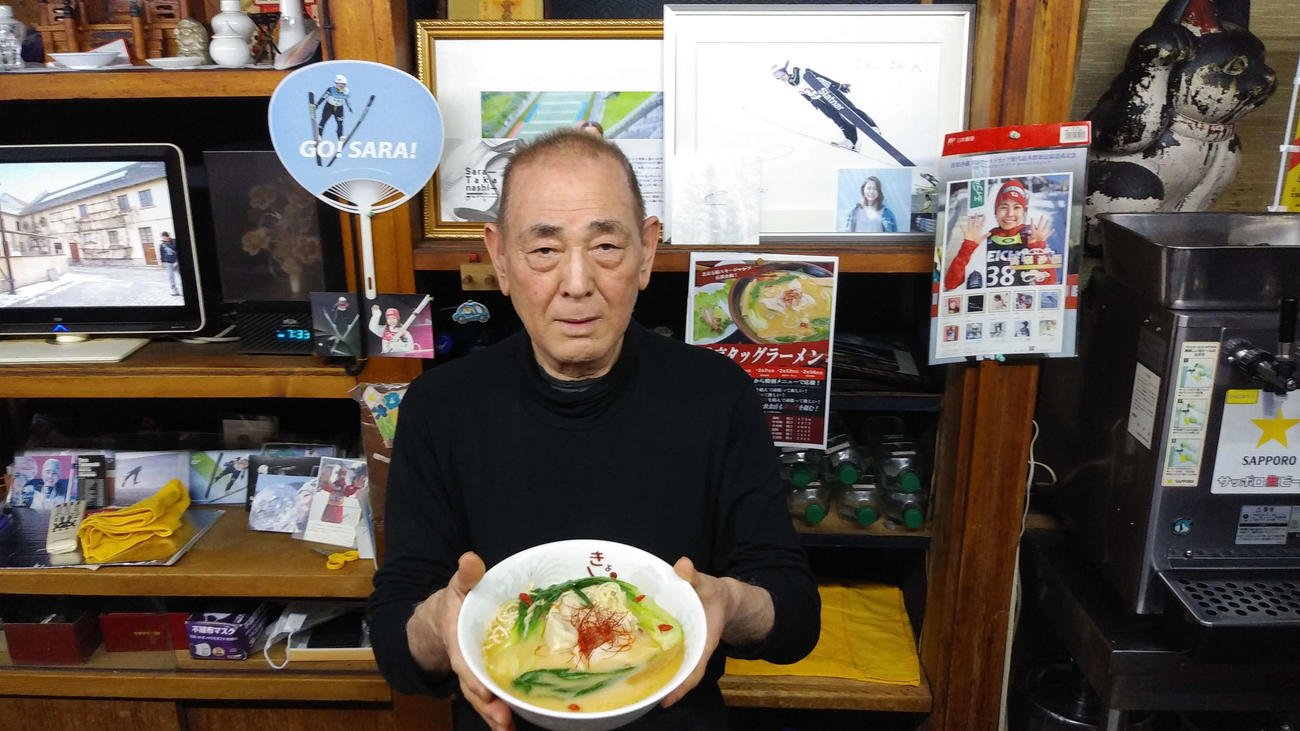 高梨が幼い時から通ったラーメン店「きよし食堂」の店主の阿部金一さん（同店提供）