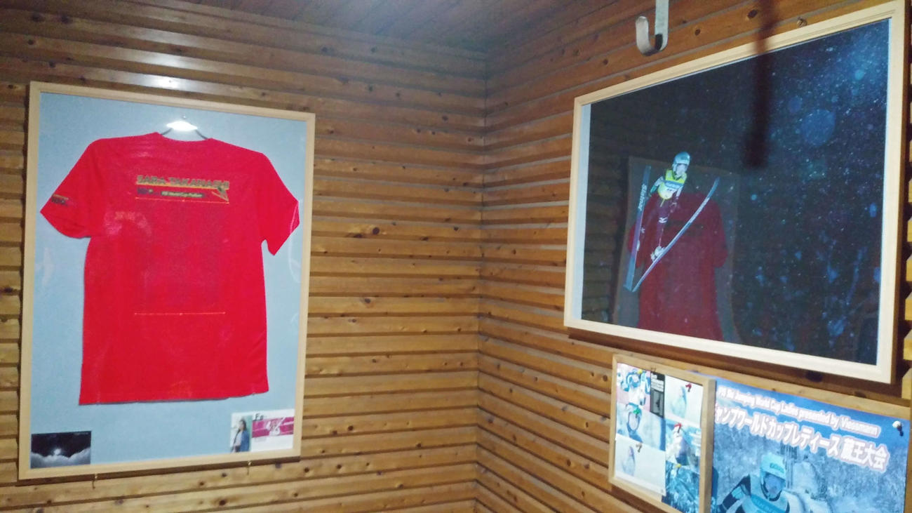 ラーメン店「きよし食堂」に飾られた高梨の写真やTシャツ（同店提供）