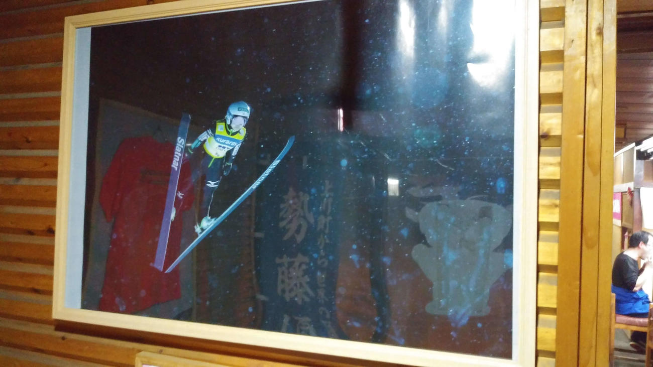 ラーメン店「きよし食堂」に飾られた高梨の写真（同店提供）
