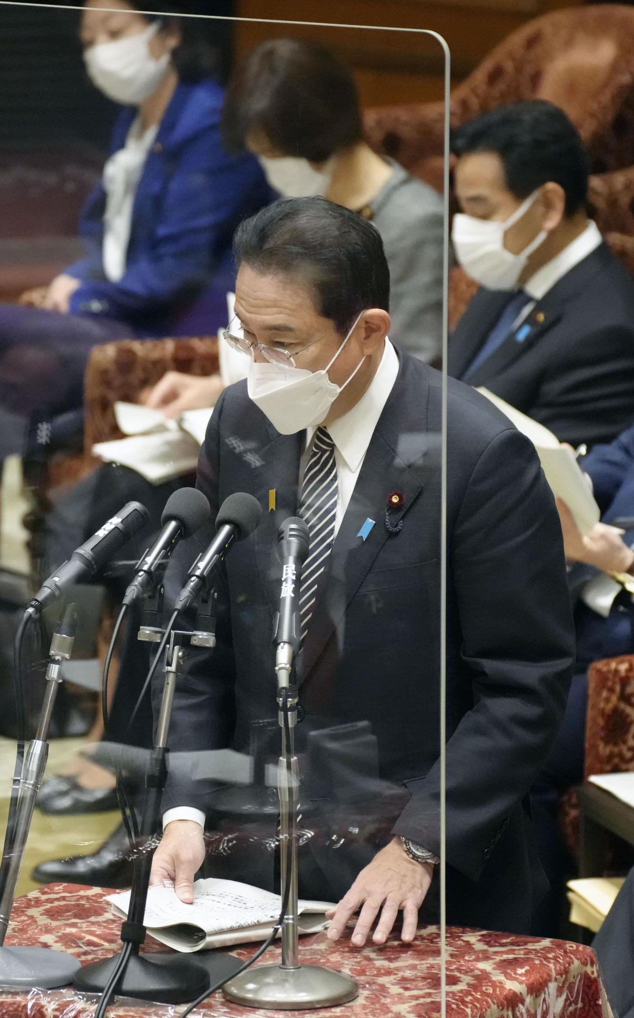 衆院予算委で答弁する岸田首相（共同）