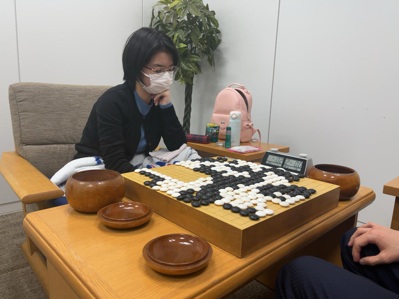 今分太郎二段に敗れて新人王戦本戦初戦で姿を消した仲邑菫二段（日本棋院提供）