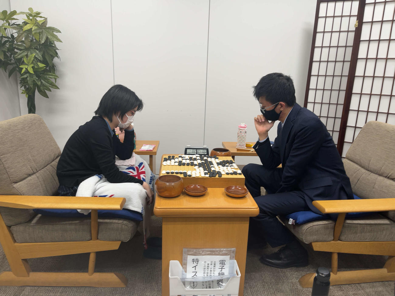 今分太郎二段（右）に敗れて新人王戦本戦初戦で姿を消した仲邑菫二段（左、日本棋院提供）