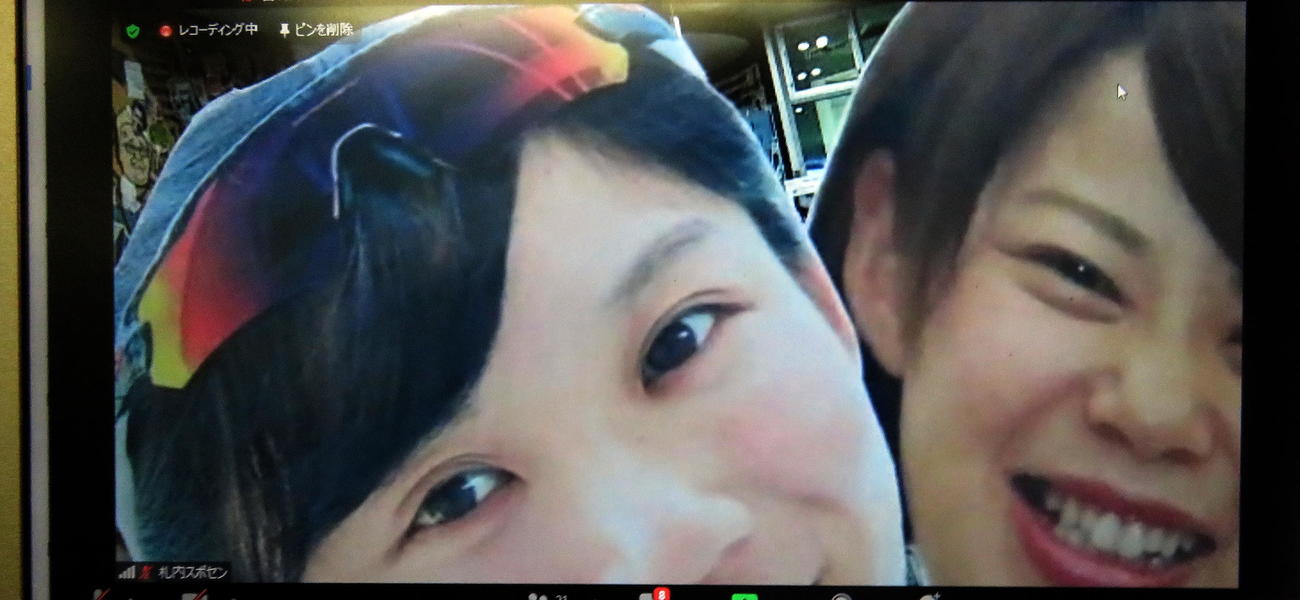 「ななみほオンライン応援会」で札内スポーツセンターから画面に映し出された高木美帆（左）と那菜姉妹のボード（撮影・鎌田直秀）