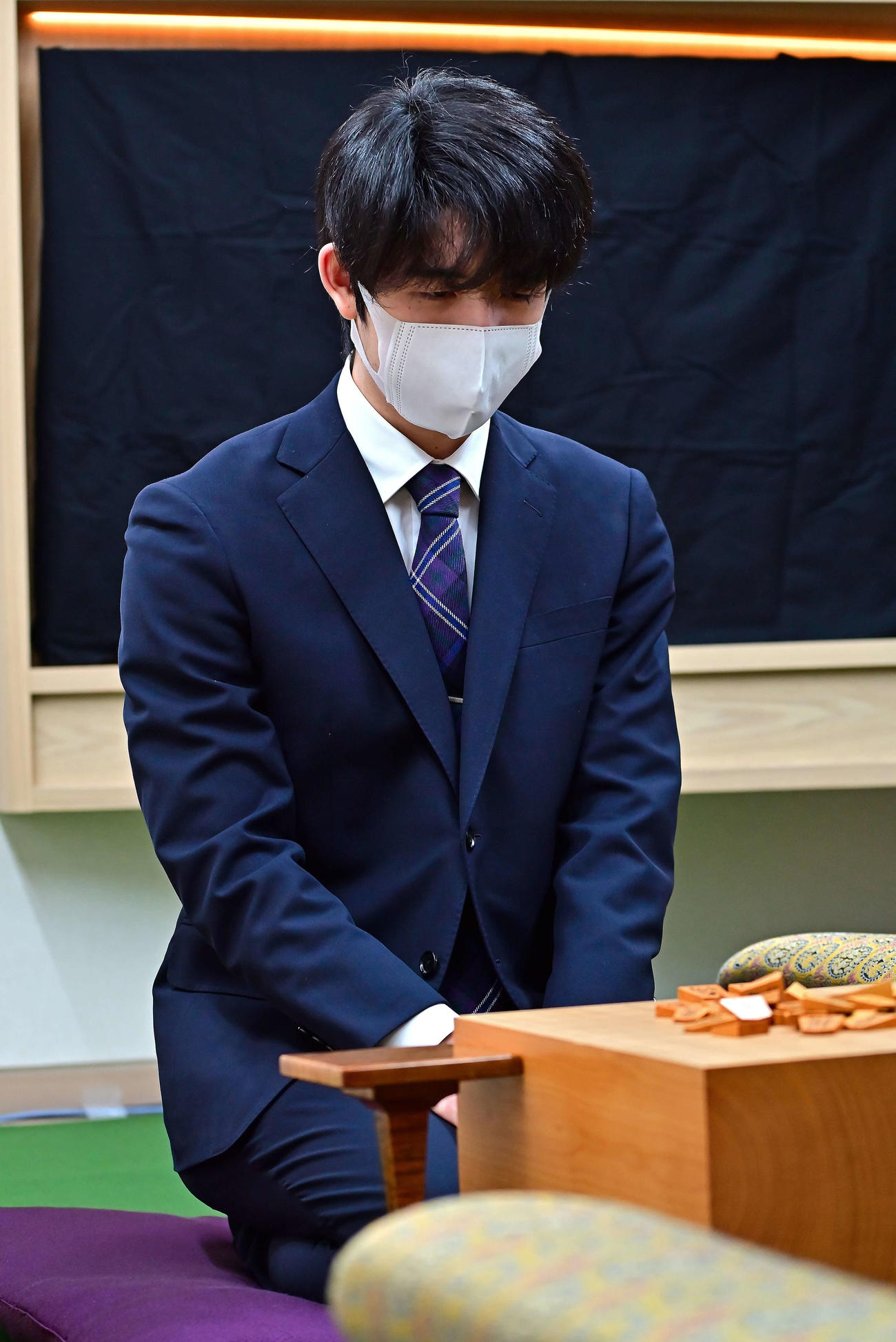 王将戦7番勝負第4局の前日検分を行う藤井聡太竜王（日本将棋連盟提供）