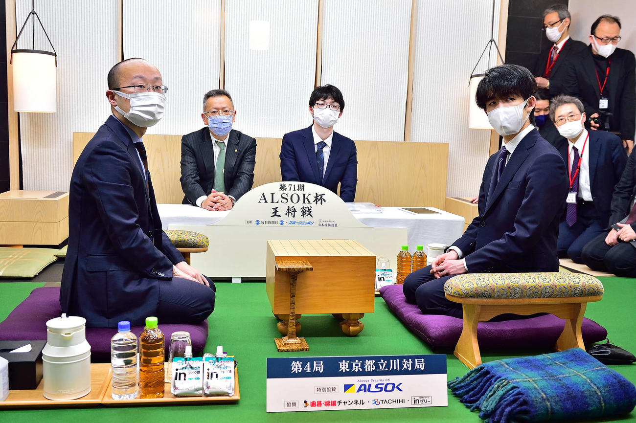 王将戦7番勝負第4局の前日検分を行う渡辺明王将（左）と藤井聡太竜王（右、日本将棋連盟提供）