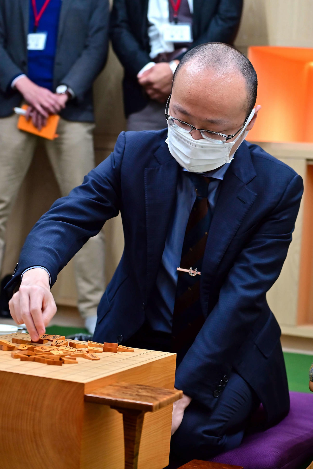 王将戦7番勝負第4局の前日検分を行う渡辺明王将（日本将棋連盟提供）
