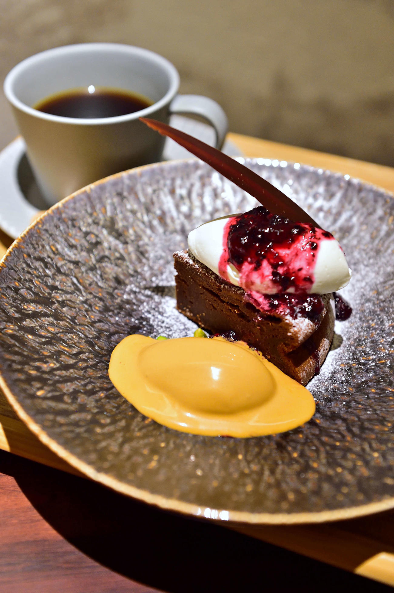 渡辺明王将の初日午前のおやつは「フランス産VALRHONAチョコレートのガトーショコラ」と「ホットコーヒー」（日本将棋連盟提供）