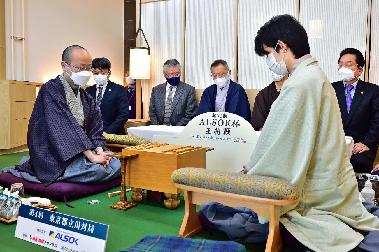 王将戦7番勝負第4局に臨む渡辺明王将（左）と藤井聡太竜王（右、日本将棋連盟提供）