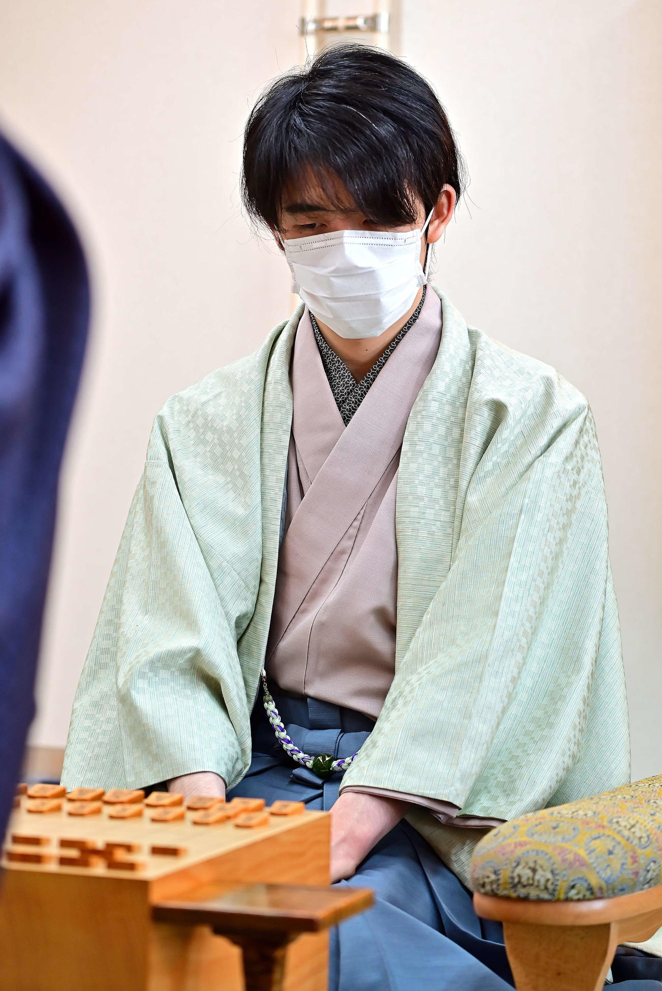 王将戦7番勝負第4局に臨む藤井聡太竜王（日本将棋連盟提供）