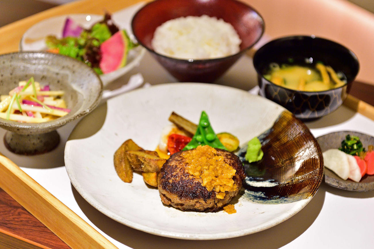 藤井聡太竜王の昼食は「霜降り和牛の手こねハンバーグ（奥多摩山葵と玉ねぎの和風ソース）」（日本将棋連盟提供）