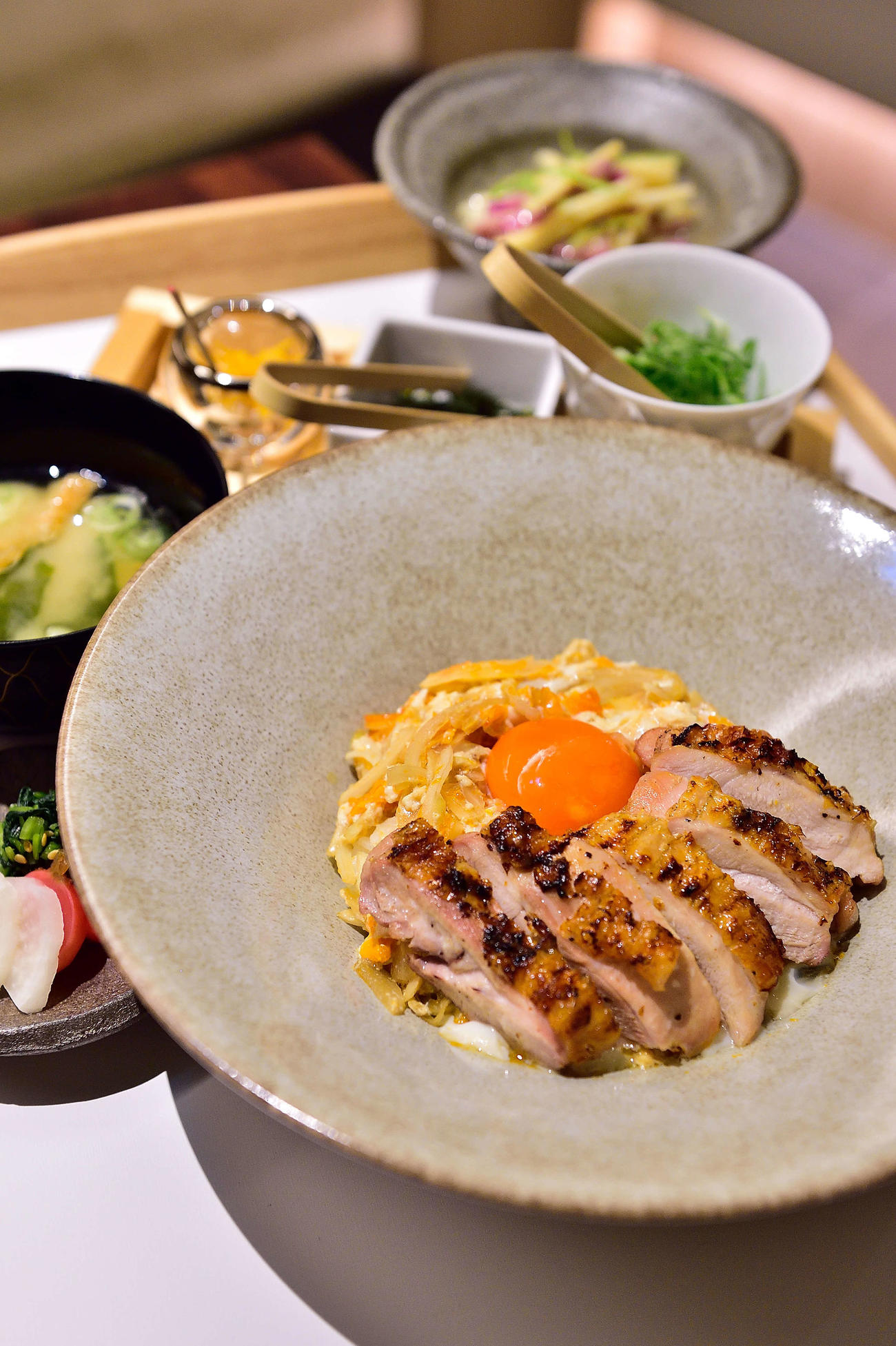 渡辺明王将の初日の昼食は「鶏もも肉の炭火焼きの親子丼（サラダ抜き）」（日本将棋連盟提供）