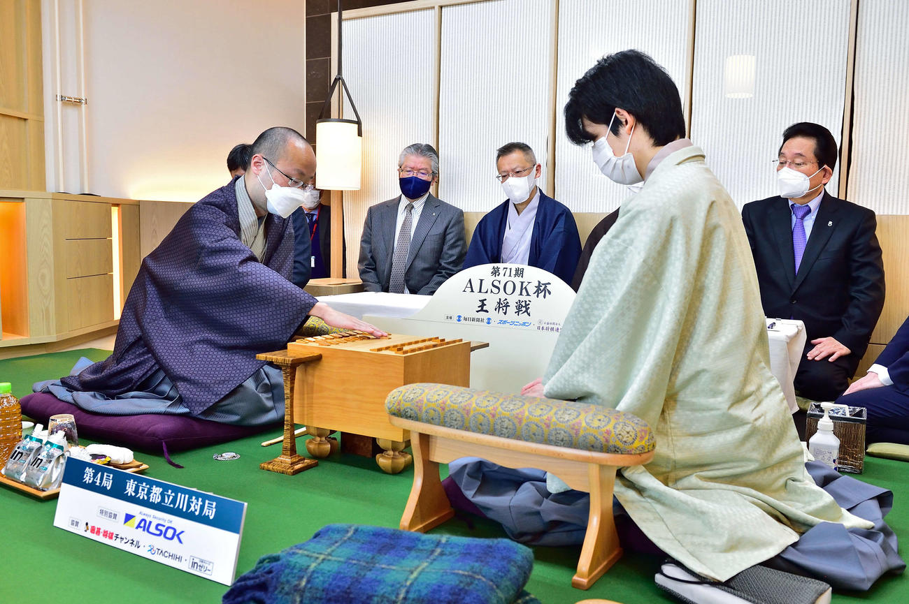 王将戦7番勝負第4局に臨む渡辺明王将（左）と藤井聡太竜王（右、日本将棋連盟提供）