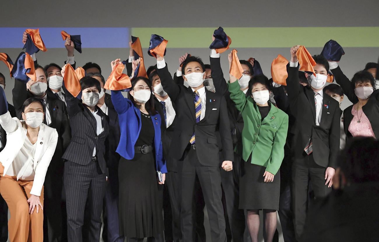 国民民主党の党大会を終え、壇上でハンカチを振る玉木代表（中央）ら