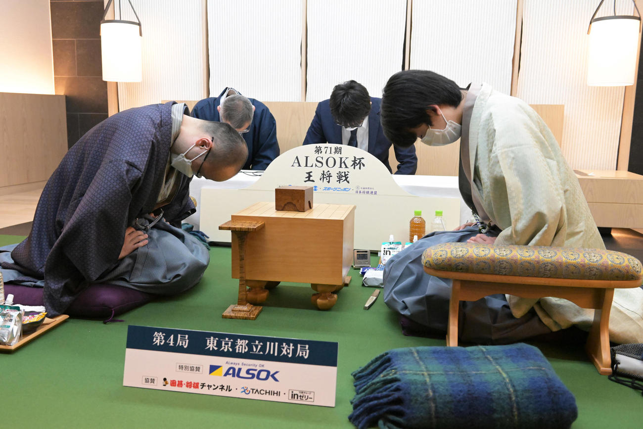 第71期ALSOK杯王将戦七番勝負第4局第1日を終え一礼をする渡辺明王将（左）と挑戦者の藤井聡太竜王（代表撮影）