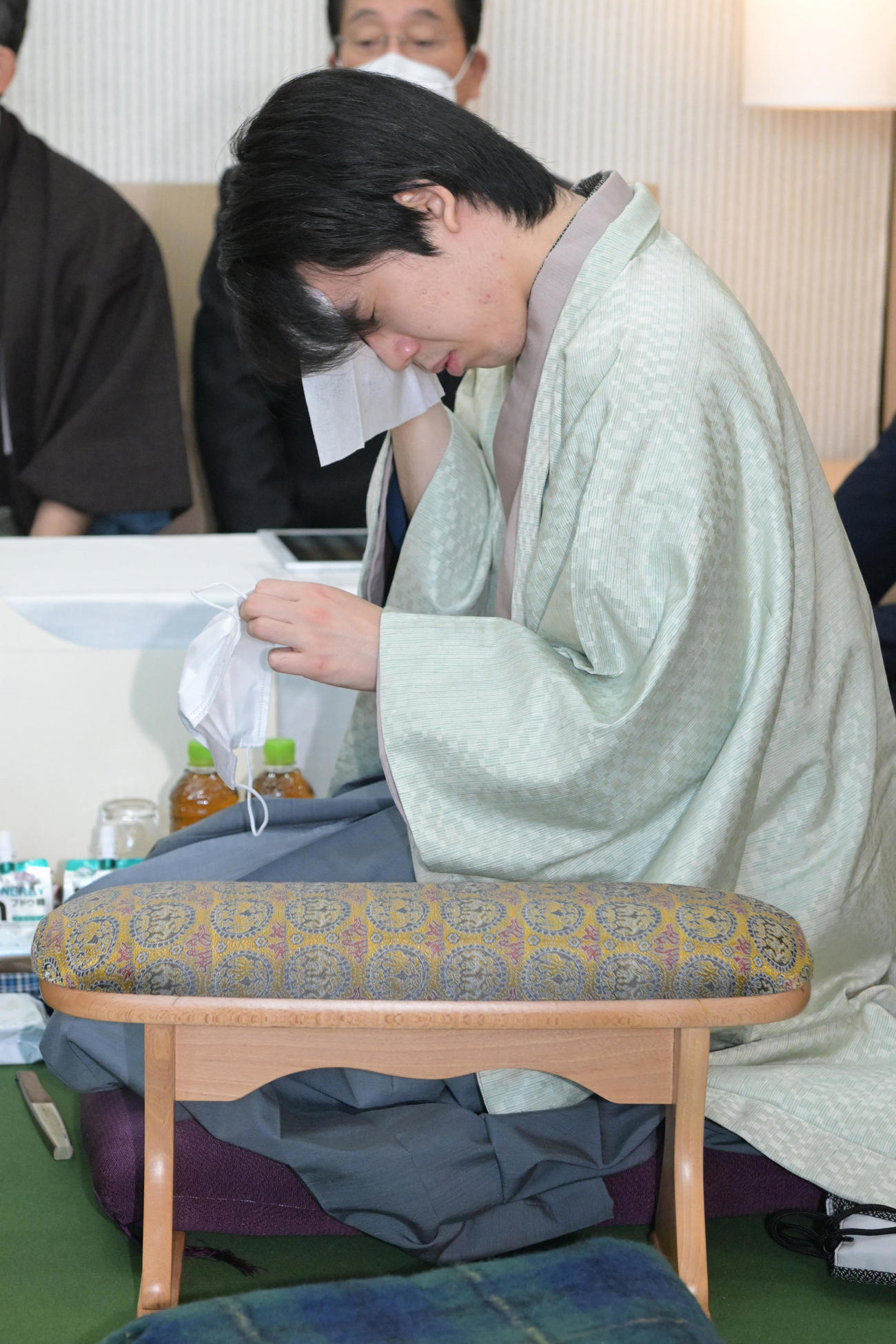 第71期ALSOK杯王将戦七番勝負第4局の対局場に入り、顔をふく挑戦者の藤井聡太竜王（代表撮影）
