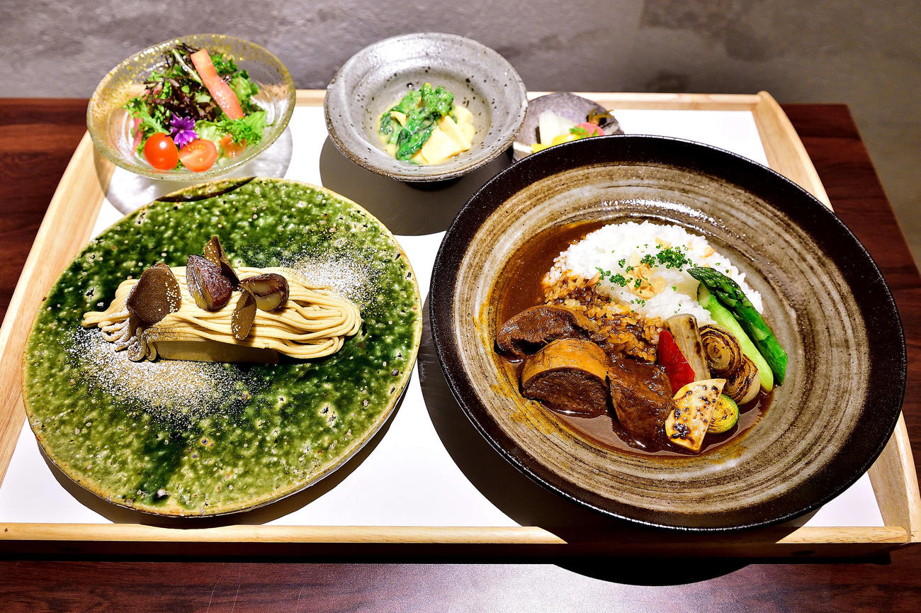 藤井聡太竜王の2日目の昼食は「国産牛のタンとほほ肉を柔らかく煮込んだハヤシライス」と「和栗とマダガスカル産バニラのモンブランプリン」（日本将棋連盟提供）