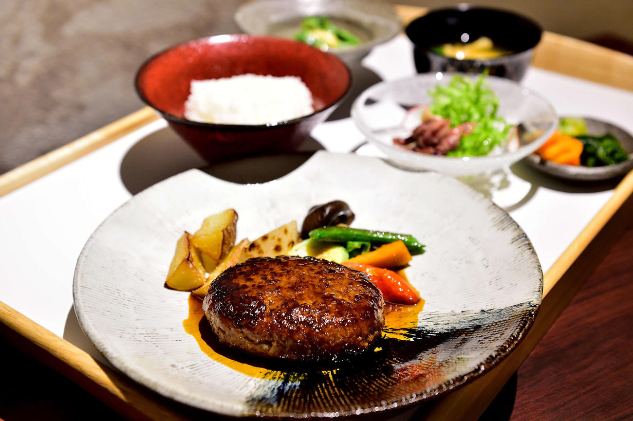 渡辺明王将の2日目の昼食は「霜降り和牛の手捏ねハンバーグ（グレイビーソース）」（日本将棋連盟提供）