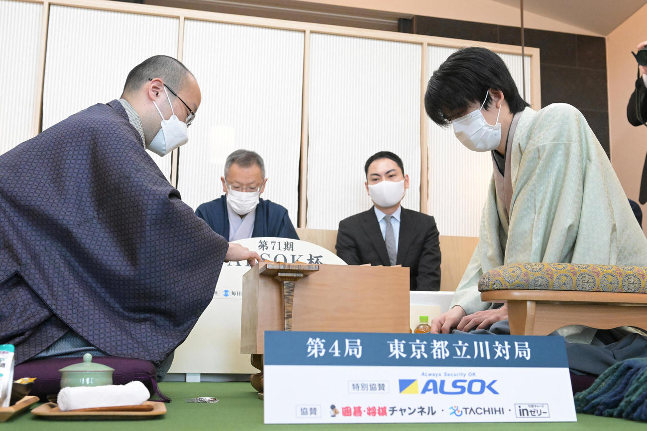 第71期ALSOK杯王将戦7番勝負第4局2日目、対局開始を前に1日目の指し手を再現する渡辺明王将（左）と藤井聡太竜王（代表撮影）