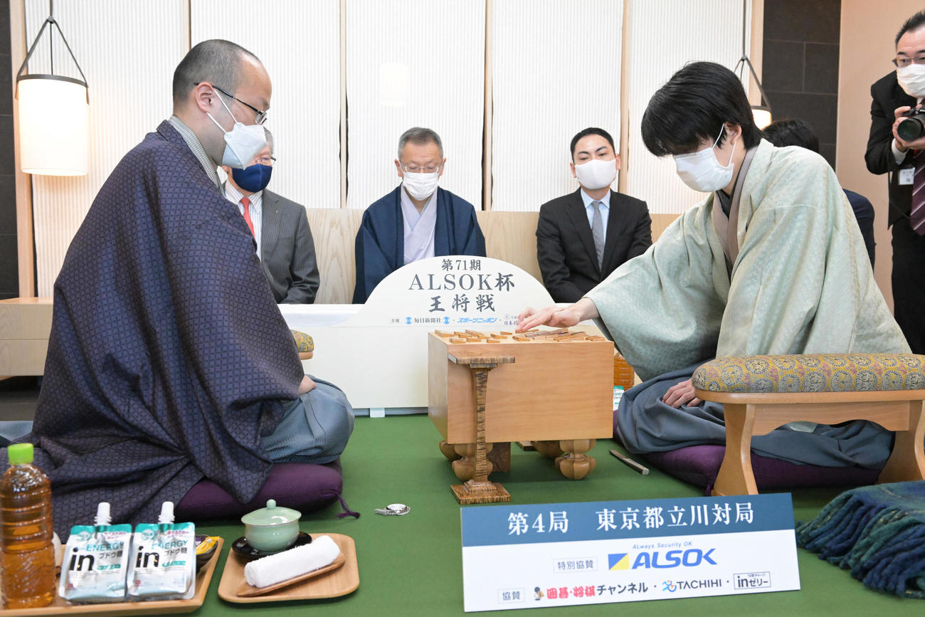 第71期ALSOK杯王将戦七番勝負第4局2日目、対局開始を前に1日目の差し手を再現する渡辺明王将（左）と藤井聡太竜王（代表撮影）