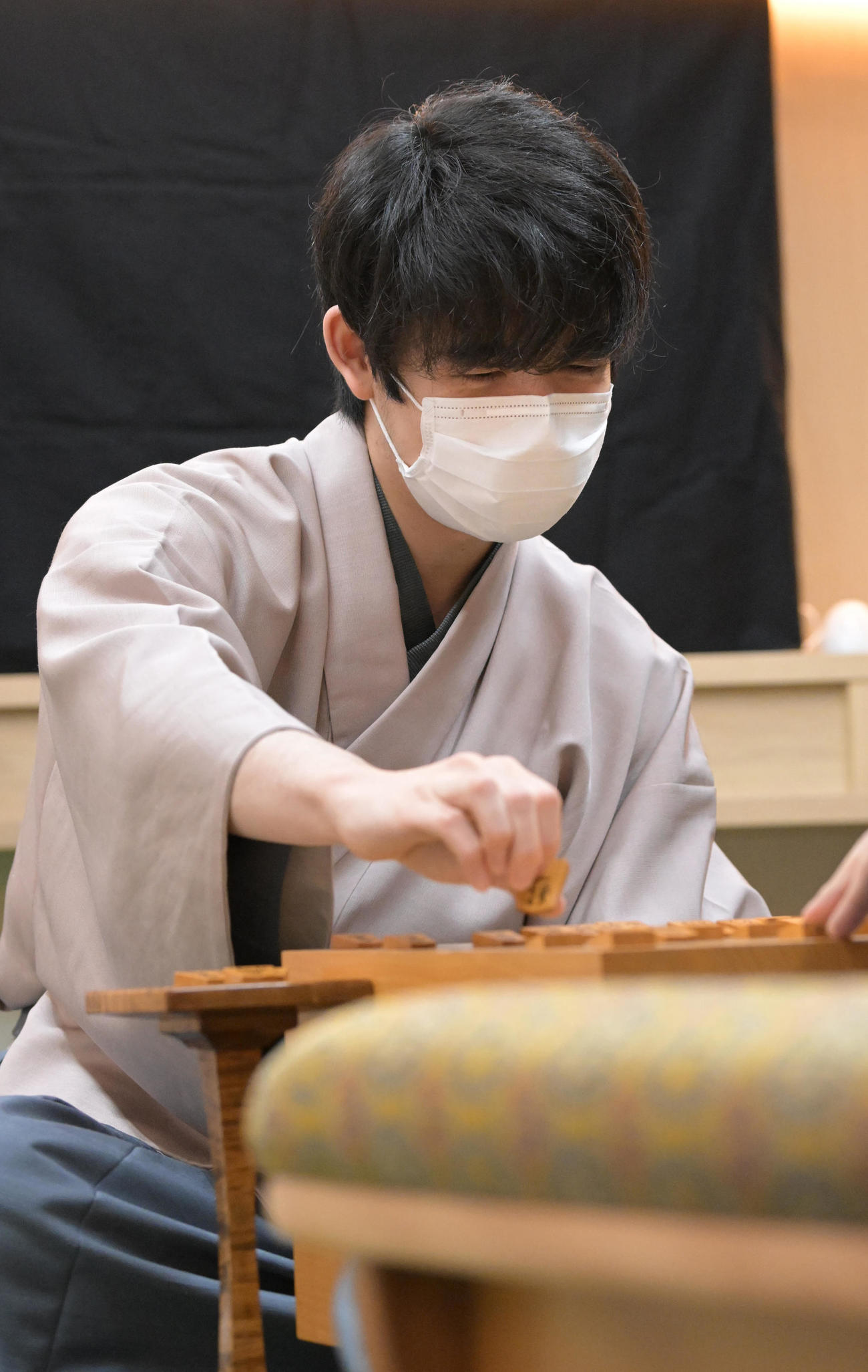 第71期ALSOK杯王将戦7番勝負第4局で渡辺明王将に勝利し、感想戦で対局を振り返る藤井聡太新王将（代表撮影）