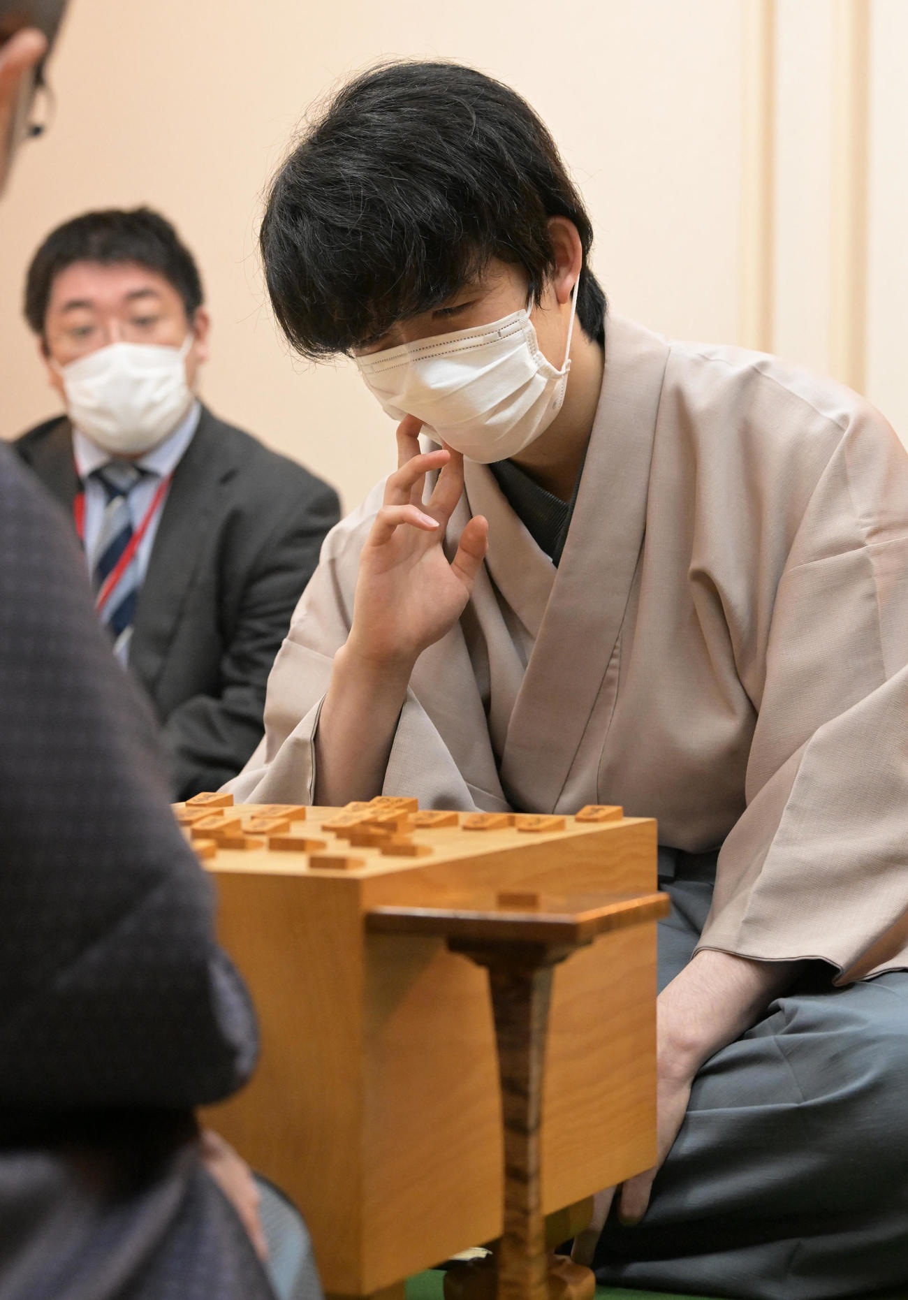 第71期ALSOK杯王将戦7番勝負第4局で渡辺明王将に勝利し、感想戦で対局を振り返る藤井聡太新王将（代表撮影）